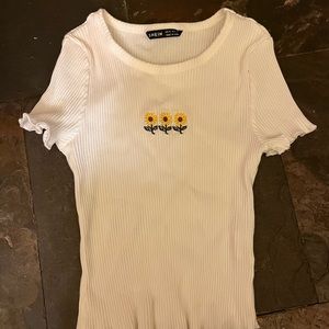 Tee shirt/ crop top, (XS) women, shein, white with sun flowers